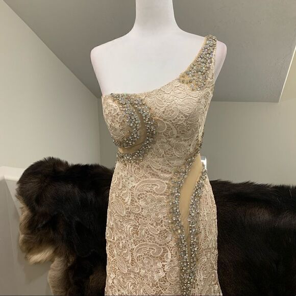 New Gorgeous Floral Lace With Beaded One Shoulder Gown - Picture 2 of 14